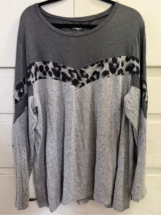 Maurices Tops - Maurices Charcoal & Light Gray Long Sleeve Top with Leopard Chevron 24/7 tee